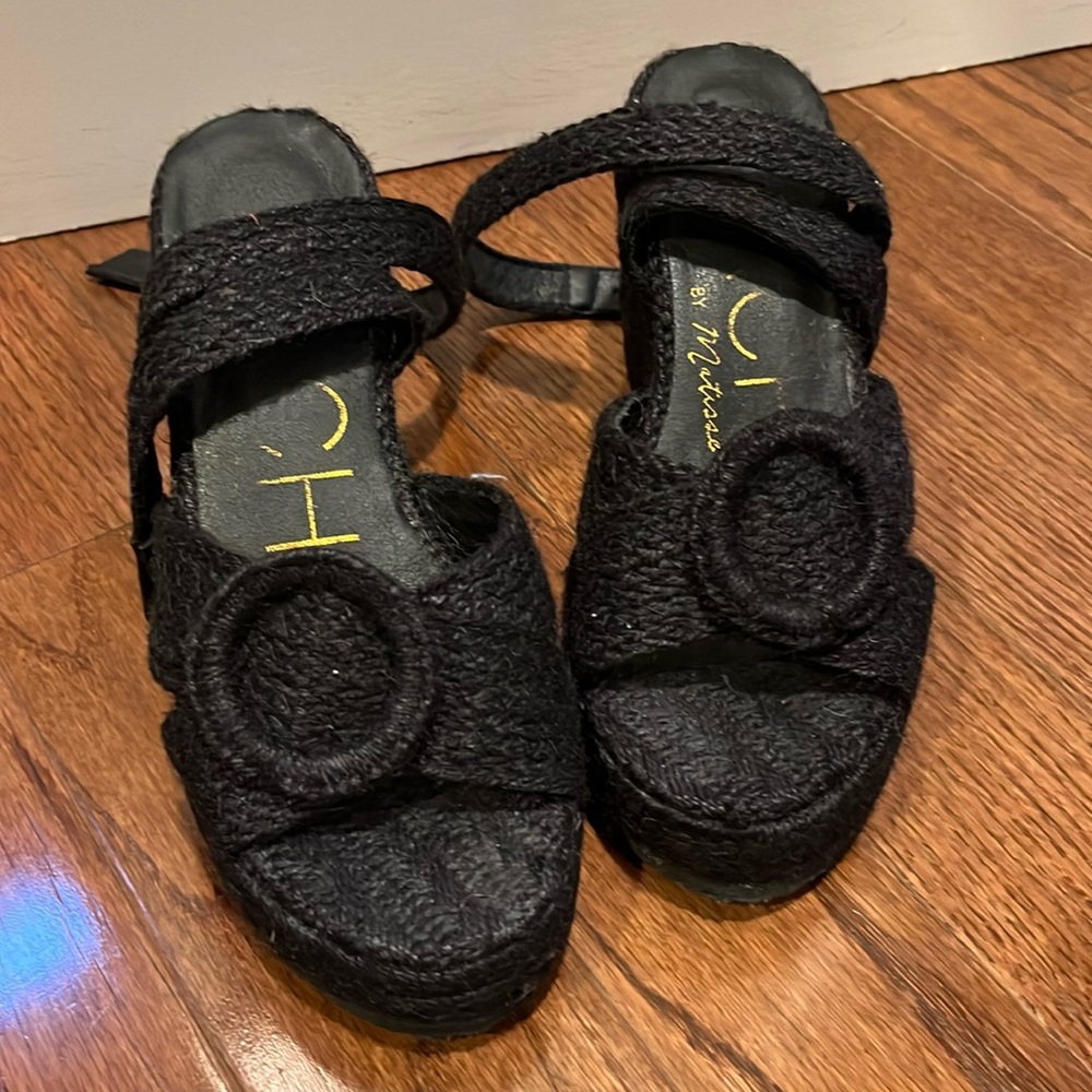 Black wedges